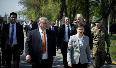 Орбан цъфна на военен парад на Вучич 