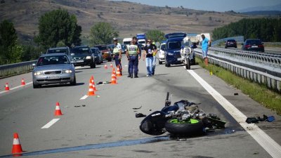 Катастрофа между лек автомобил и моторист на автомагистрала Хемус