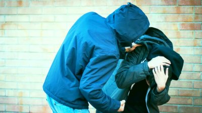 Двама мъже са задържани в Перник за побой и грабеж