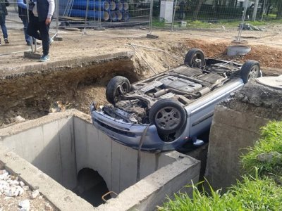 Пияният шофьор катастрофира в изкоп в Пловдив след гонка с