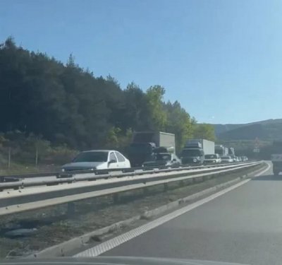 20 километрова тапа се е образувала на АМ Тракия Колите се