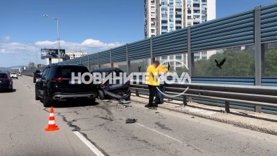 Катастрофа затруднява движението по основния път към летище София