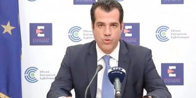 Гръцкият министър на здравеопазването Танос Плеврис е потърсил медицинска помощ