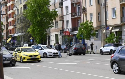 Две коли се удариха в центъра на София (СНИМКA)
