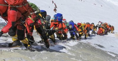 Рекорден брой алпинисти отново заливат Еверест