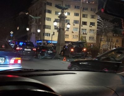 Автомобил катастрофира в колоната на Орлов мост в София Инцидентът