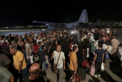 Турски военно транспортен самолет изпратен за евакуация на турски граждани от