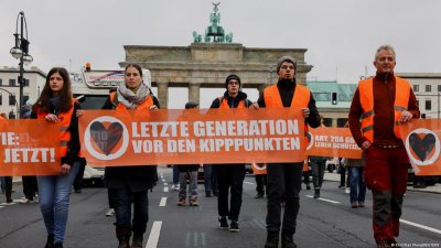 Екоактивисти блокираха движението в Берлин