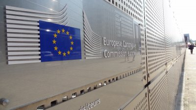 Европейската комисия заяви днес че решително осъжда опита за бомбен