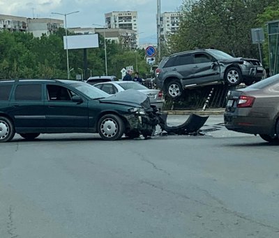 Кола се приземи на покрива на метростанция в столицата стана