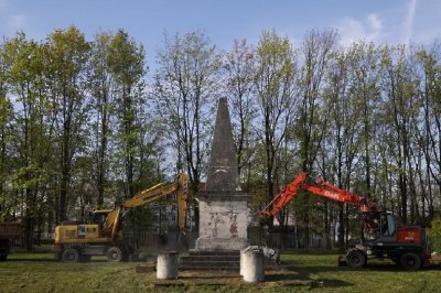 Русия е започнала разследване след като Полша демонтира паметник на