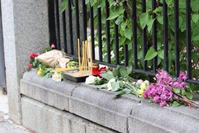 Цветя и свещи поставиха нашенци съпричастни с болката на сърбите