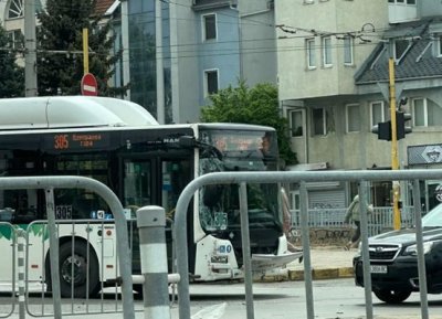 Градски автобус и кола се удариха в София