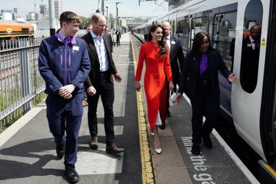 Принцът и принцесата на Уелс отидоха на кръчма… с метрото