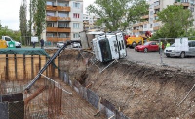 Камион с кран се обърна край строителен изкоп в София Инцидентът