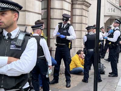 Британските власти арестуваха водача на антимонархистите (ВИДЕО)