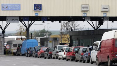 Засилен е трафикът в Гърция от влизащи от България леки