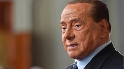 Берслускони се показа за пръв път след болницата