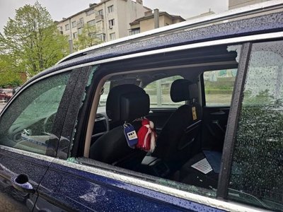 Криминалният репортер на БНТ тази сутрин откри колата си разбита