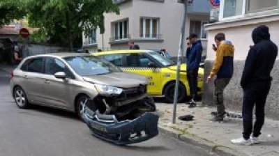 Румънци катастрофираха в Бургас На кръстовището на две от тихите улици