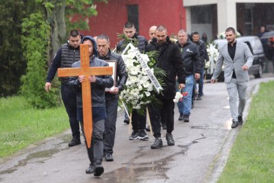 Множество хора сред които близки и приятели се събраха да