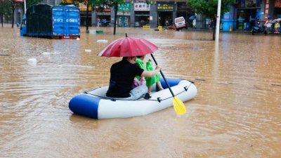 Проливни дъждове в Китай принудиха над 497 000 души да