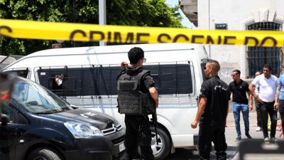 Четирима загинаха в тунизийска синагога след нападение от полицейски служител