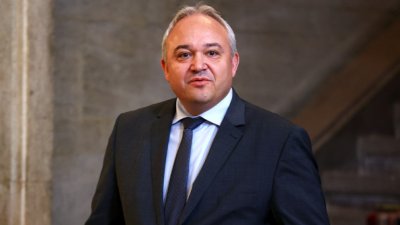 Вътрешният министър връчва нови пистолети на полицаи в Елхово