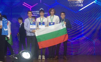 Български ученици „обраха“ среброто на Менделеевската олимпиада по химия