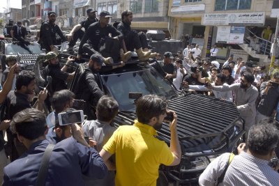 Близо 1000 души са арестувани в Пакистан заради протести