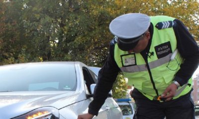 Ефективна присъда получи пътник в автомобил дал подкуп на полицаи