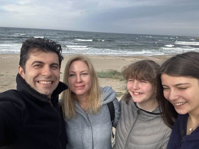 Напук на нажежените политически страсти Кирил Петков и съпругата му