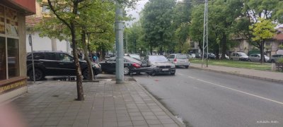 Катастрофа между БМВ и Мерцедес блокира натоварения булевард Македония в