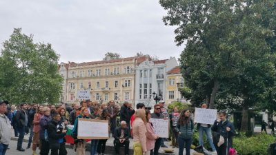Десетки протестираха пред Община Пловдив под надслов Последен шанс за