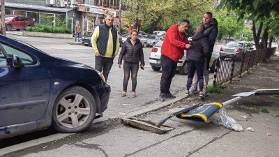 14-годишен се оказа хлапакът, забил кола в спирка в София