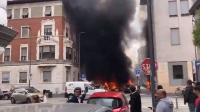 Няколко автомобила пламнаха след експлозоия в центъра на Милано съобщава  Дойче