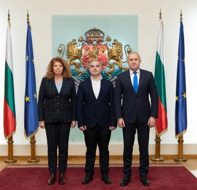 Вицепрезидентът Илияна Йотова връчва този час в Президенството български документи