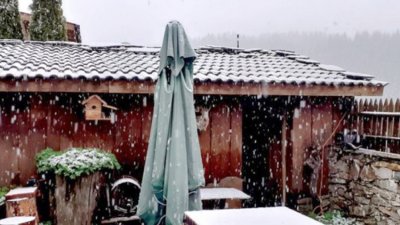 Сняг вали в момента край Пловдив въпреки че е май
