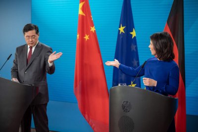 Китай ще поддържа линии за комуникация с всички страни във