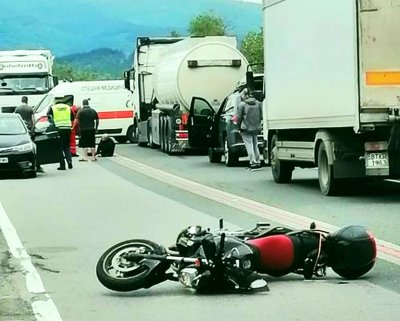 Румънец с мотор се заби в камион на главен път
