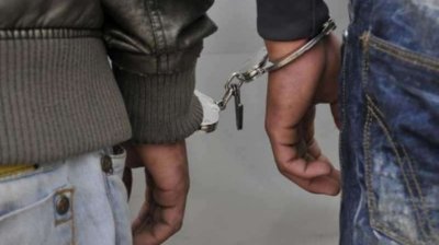 Двама мъже са задържани за кражба на продукти от търговска