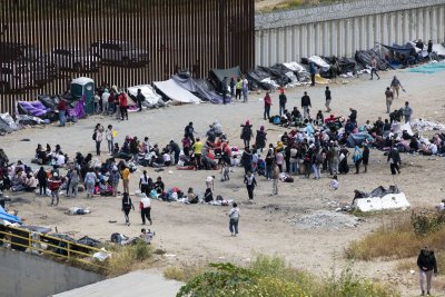 Мигрантски наплив на границата между Мексико и САЩ