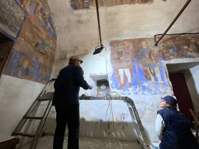 Започна работа по консервацията и реставрацията на стенописите и иконостаса
