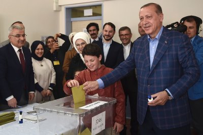 За настоящия президент на Турция Реджеп Тайип Ердоган са гласували 49 52 от