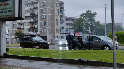 Хвърчат ламарини в дъжда в Пловдив: Две коли се сблъскаха на кръговото на Панаира