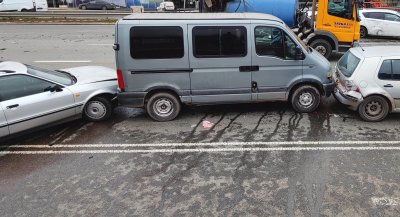Верижна катастрофа с три коли на „Тракия“ 
