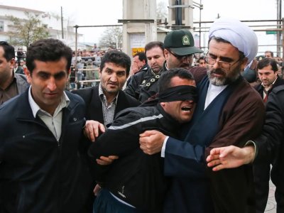 Иран екзекутира трима мъже осъдени на смърт обвинени за убийството на служители