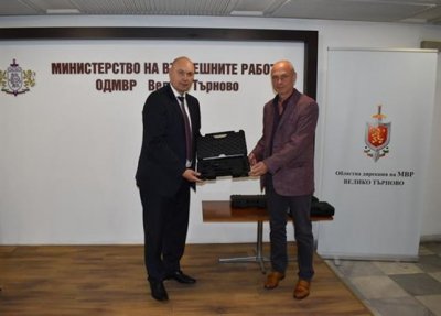 Заместник министърът на вътрешните работи Венцислав Катинов връчи нови пистолети Валтер