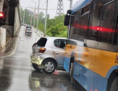 Кола и тролейбус се удариха в София
