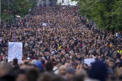 Сърбите се събират отново на масов протест срещу насилието